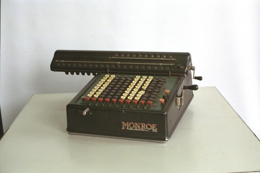 Monroe manual rotary calculator